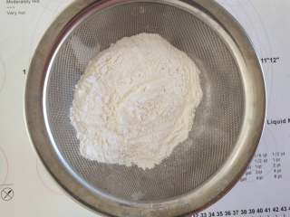 3、玻璃心杂粮饼干,将打好的黄油平均分层两份，一份筛入低筋面粉，拌匀成原味面团