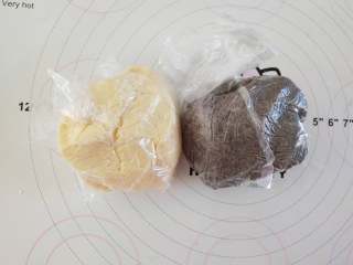 4、玻璃心杂粮饼干,另一份筛入黑米蛋糕粉，过筛以后筛子内剩余的杂粮颗粒也要倒入盆内！拌匀成黑米面团！将两份面团装保鲜袋，放冰箱冷藏一个小时