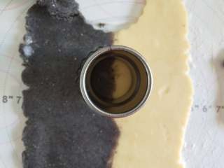 6、玻璃心杂粮饼干,用大小合适的饼干切模从中间切一个圆形，再用小一号的切模切出环形切好的饼干移入烤盘内