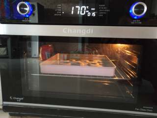 7、玻璃心杂粮饼干,烤箱预热170度，中层上下火烤15分钟！烤好后放凉备用！这款饼干区别于传统的饼干！而我这次用的是Fluff棉花糖，用棉花糖做出来的饼干，带着淡淡的香草的味道！口感清甜不腻！因为是充气型糖果，做出的甜点口感更轻盈！加了棉花糖以后，对黄油的打发要求也不是特别高，只要打到黄油颜色变浅即可！