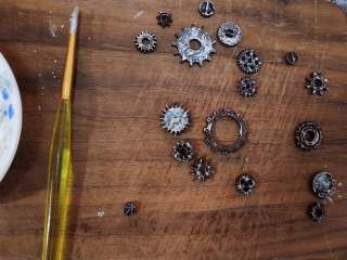 8、玻璃心杂粮饼干,牛奶巧克力隔水融化，装入裱花袋中，挤入模具内做出各种小齿轮装饰，然后在齿轮表面刷一层银色素备用