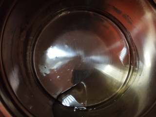 9、玻璃心杂粮饼干,艾素糖放复底锅内，开小火熬糖，糖温升至185度时马上关火。将糖锅离火