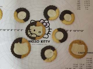 11、玻璃心杂粮饼干,糖温降至160度时，用勺子将糖均匀的将糖填在饼干的空心内！自然放凉以后揭下来