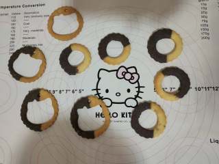 10、玻璃心杂粮饼干,将烤好放凉的饼干放在硅胶垫上