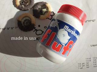 13、玻璃心杂粮饼干,将Fluff棉花糖装入裱花袋中！这个棉花糖有别于传统的棉花糖！它是天然的膏状，把它直接做饼干的夹心是最棒不过的！~裱花袋尖端剪小口