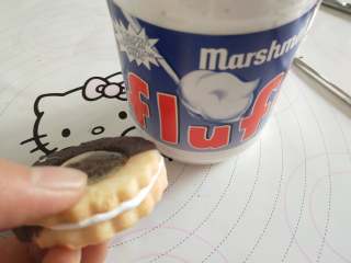 15、玻璃心杂粮饼干,做好的玻璃心饼干稍微轻压一下！切不可太用力！让两片饼干粘在一起