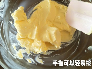 2、裱花曲奇-黄油曲奇,转化成比牙膏状稍微硬一点的状态。