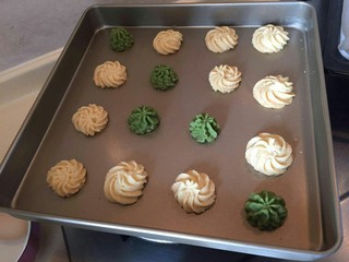 14、裱花曲奇-黄油曲奇,冷却下就变得酥酥的。