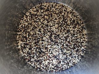 1、三色藜麦饭团,取适量藜麦，今天选用的是三色藜麦