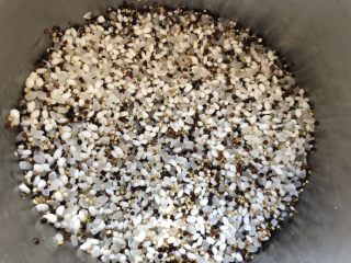 2、三色藜麦饭团,加入适量糯米，大米（大概是三分之二的糯米加三分之一大米，也可以全部选用糯米）