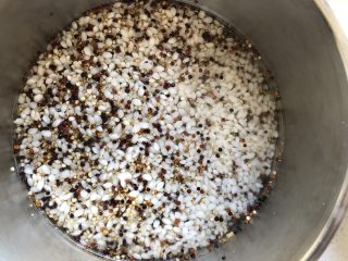 3、三色藜麦饭团,用水冲洗干净，加清水浸泡两到三小时