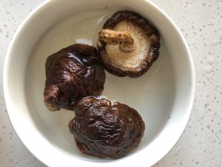 4、三色藜麦饭团,香菇泡发