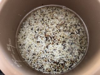 5、三色藜麦饭团,泡好的米放入电饭煲内，加一点点水，要比平时煮饭的水少，水刚刚没过米就可以，按煮饭键（也可以上蒸笼，隔水蒸熟，大概半小时左右）
