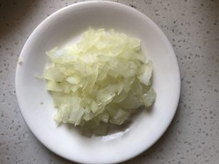 6、三色藜麦饭团,煮饭的同时我们来准备配菜，洋葱切碎