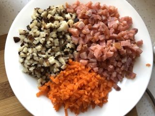 7、三色藜麦饭团,胡萝卜，香菇，香肠切小颗粒备用