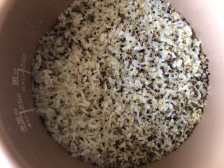 8、三色藜麦饭团,煮好的藜麦饭，好香啊，就这么吃也是非常好的