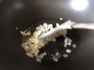 11、三色藜麦饭团,倒入洋葱炒出香味
