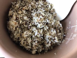 9、三色藜麦饭团,我们来翻拌一下，使藜麦和米饭更好融合