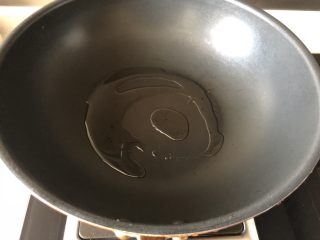 10、三色藜麦饭团,锅内倒入油