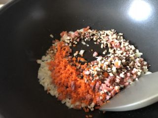 12、三色藜麦饭团,加入香肠香菇和胡萝卜碎继续翻炒