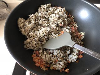 13、三色藜麦饭团,翻炒均匀倒入藜麦饭继续翻炒