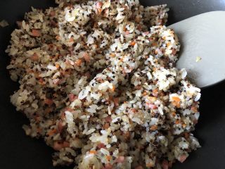 14、三色藜麦饭团,翻炒均匀，加适量鸡精和一点点盐调味即可