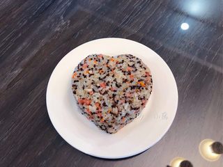 15、三色藜麦饭团,炒好的米饭放至温热我们就可以用保鲜膜包裹来塑形，捏成你喜欢的形状，比如心形