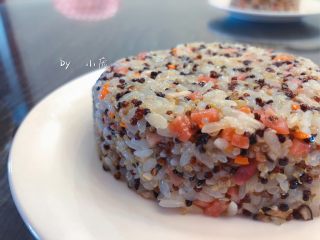 17、三色藜麦饭团,饭粒剔透，藜麦香醇，加入配菜，口感咸香