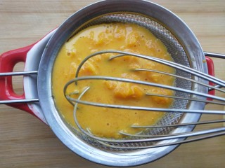 6、蛋黄南瓜蒸蛋,用晒网过滤一遍，途中打蛋器不断搅拌。