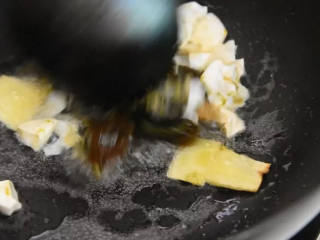 1、教你学做上汤菠菜，比炒着吃更受欢迎,热锅冷油，放入姜片、皮蛋，咸鸭蛋白小炒片刻。