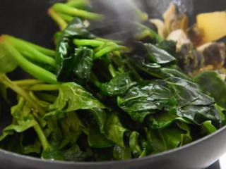 2、教你学做上汤菠菜，比炒着吃更受欢迎,放入菠菜，翻炒至断生。