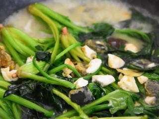 3、教你学做上汤菠菜，比炒着吃更受欢迎,加入高汤，大火烧开。