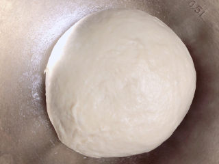 2、水果披萨,30分钟面发好了,揉掉面中的空气。盖保鲜膜待用。