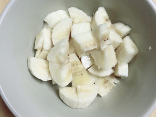 4、水果披萨,香蕉切成小块待用。