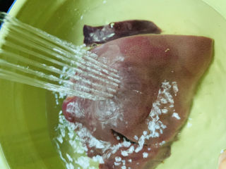 3、麻油猪肝,用水冲洗干净