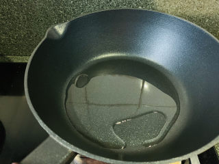 8、麻油猪肝,锅加食用油