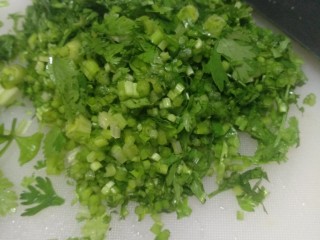 7、馄饨方便好吃,大人小朋友都喜欢。,切末