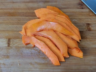 3、南瓜鸡蛋羹,先把南瓜切成片。