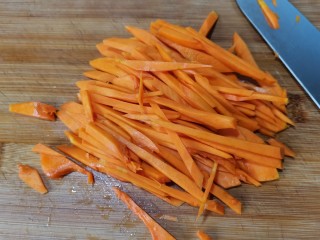 4、南瓜鸡蛋羹,然后再切成丝。