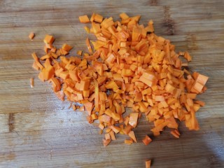 5、南瓜鸡蛋羹,最后切成细小的碎粒。