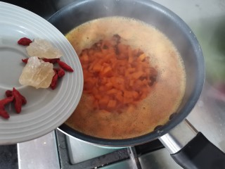 9、南瓜鸡蛋羹,把冰糖和枸杞加入南瓜汤中。