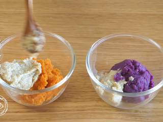 8、9m+藜麦薯饼（宝宝辅食）,然后，将打碎的藜麦分别放入紫薯泥和红薯泥中，搅拌均匀~