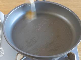 9、9m+藜麦薯饼（宝宝辅食）,锅里刷油~