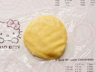 1、圣诞糖霜饼干,用手揉成一个均匀的面团，放冰箱冷藏半个小时