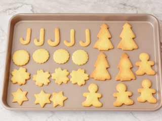 2、圣诞糖霜饼干,饼干取出晾凉