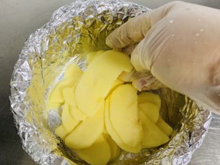 13、苹果千层蛋糕,将沾满蛋糊的苹果片铺入模具中。