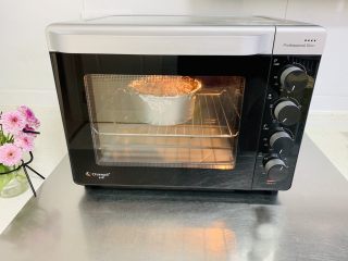 17、苹果千层蛋糕,烤箱提前预热，烤网放入烤箱下层，上下火180度，烤50分钟。