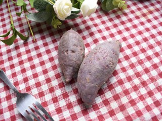 1、紫薯米糕（宝宝辅食）,准备好紫薯 洗干净上锅蒸熟