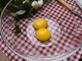 2、紫薯米糕（宝宝辅食）,将两只鸡蛋分离蛋清蛋黄