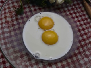 3、紫薯米糕（宝宝辅食）,蛋黄中倒入纯牛奶